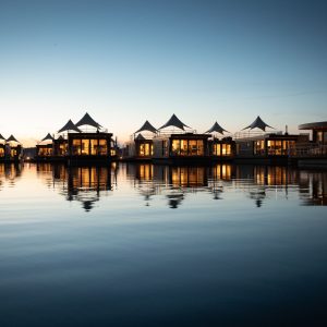0800 Floating Village 2.0 Village Abend Harbour 04x TOP